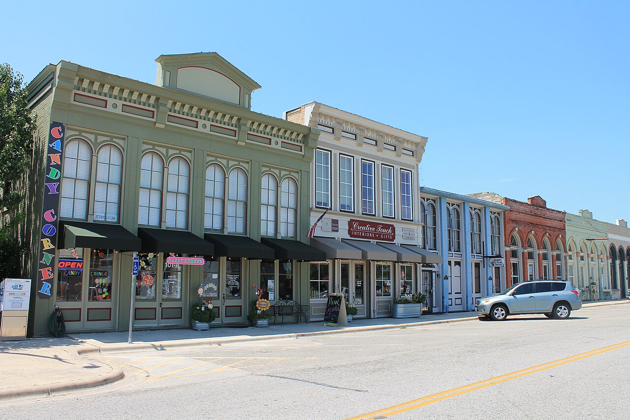 buildings in downtown Hutto, TX